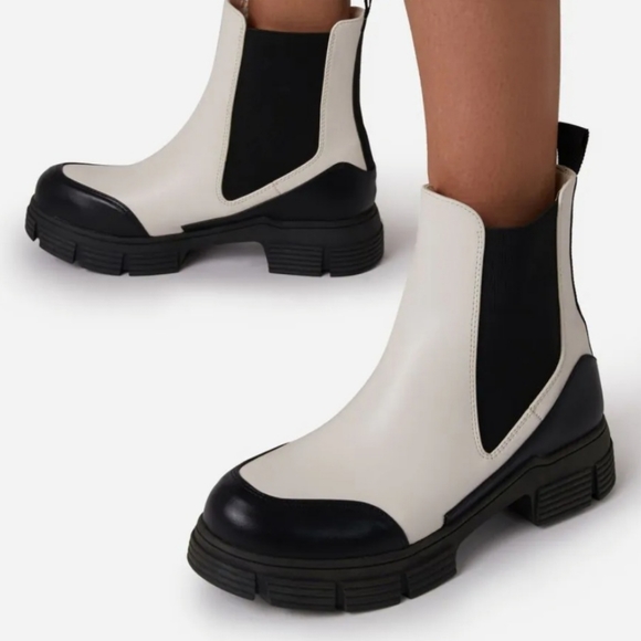 ARYA CHUNKY CLEATED SOLE AKLE BIKER BOOT IN CREAM NUDE FAUX LEATHER - Picture 3 of 5